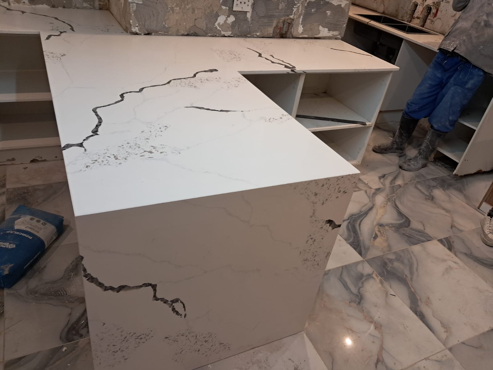 Black Marbled Quartz L-Shape Bar Top